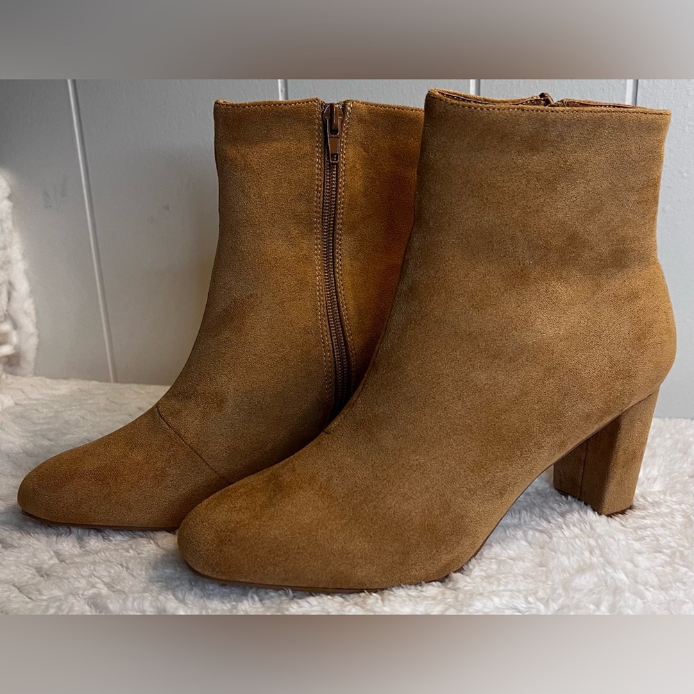 NWOB Allegra K Round Toe Chunky Heel Suede Boots, 8